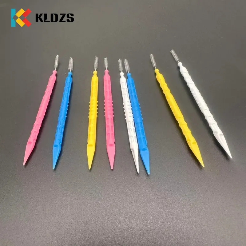 Žuvies kaulo formos tarpdančių šepetėlis